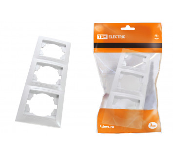 Рамка 3-х постовая вертикальная белая 